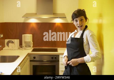 Giovane ragazza che si rilassa in una villa ad Aranzazu, Parco naturale Aizkorri, vicino a Oñati. Gipuzkoa, Paesi Baschi, Spagna. Foto Stock