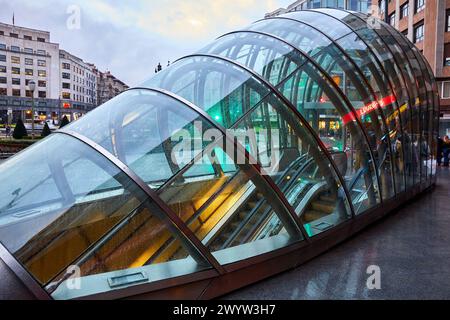 Ingresso alla stazione della metropolitana di Bilbao progettata da Norman Foster, metropolitana, Metro Bilbao, Moyua Plaza, Bilbao, Bizkaia, Paesi Baschi, Spagna, Europa. Foto Stock