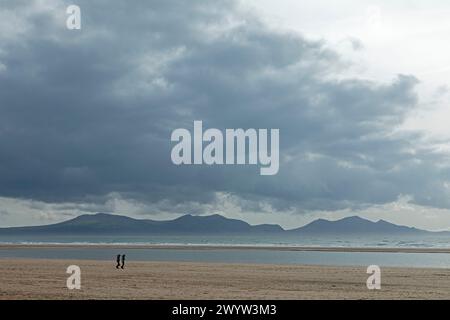 Spiaggia, gente, nuvole, montagne, LLanddwyn Bay, Newborough, Anglesey Island, Galles, Gran Bretagna Foto Stock