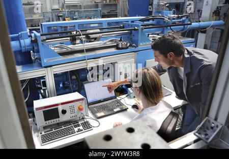 Ricercatori. Banco di prova prototipo per lo sviluppo di attuatori lineari elettromeccanici per l'industria aerospaziale. Centro tecnologico e di ricerca. Parco tecnologico. San Sebastian. Donostia. Gipuzkoa. Paesi Baschi. Spagna. Foto Stock