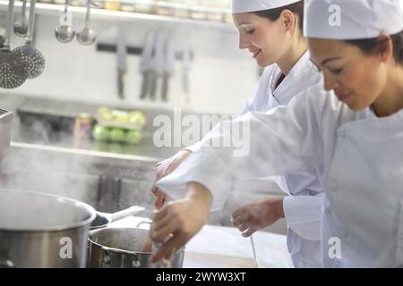 Chef, cucina in scuola di cucina, scuola di cucina, Donostia, San Sebastian, Gipuzkoa, paesi Baschi, Spagna, Europa. Foto Stock