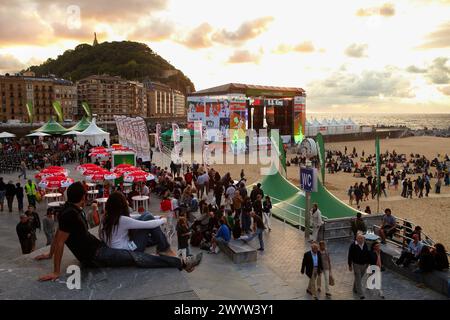 Terrazze sulla spiaggia di la Zurriola, Jazz Festival, Donostia, San Sebastian, Gipuzkoa, paesi Baschi, Spagna. Foto Stock