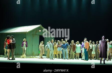 A sinistra: Aigul Akhmetshina (Carmen), Piotr Beczala (Don Jose), Sarah Dufresne (Frasquita) a destra: Olga Kulchynska (Micaela) in CARMEN alla Royal Opera House, Covent Garden, Londra WC2 05/04/2024 musica: Georges Bizet libretto: Henri Meilhac & Ludovic Halevy dramaturg: ELISA Zaninotto direttore: Antones Manacorda set illuminazione: Caracorda: Paulo Alessandro Carletti regista: Damiano Michieletto Foto Stock