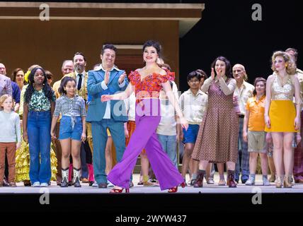 Piotr Beczala (Don Jose), Aigul Akhmetshina (Carmen) al bando di prova generale per CARMEN alla Royal Opera House, Covent Garden, Londra WC2 il 02/04/2024 musica: Georges Bizet libretto: Henri Meilhac & Ludovic Halevy dramaturg: ELISA Zaninotto direttore: Antonello Manacorda Set design: Paulo Fantin costumi: Carla Teti illuminazione: Alessandro Carletti regista: Damiano Michieletto Foto Stock