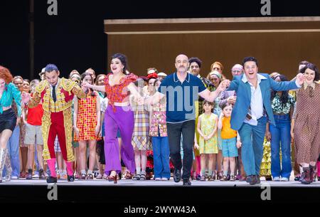 l-r: Gabriele Kupsyte (Mercedes), Kostas Smoriginas (Escamillo), Aigul Akhmetshina (Carmen), Antonello Manacorda (direttore), Piotr Beczala (Don Jose), Olga Kulchynska (Micaela 04/2024) ELISA Zaninotto direttore: Antonello Manacorda scenografia: Paulo Fantin costumi: Carla Teti illuminazione: Alessandro Carletti regista: Damiano Michieletto Foto Stock