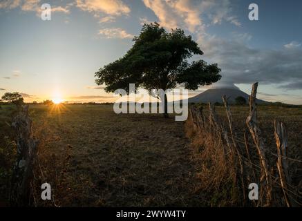 Vista del vulcano Concepcion al tramonto, dell'isola Ometepe, dello stato di Rivas, del Nicaragua, dell'America centrale Foto Stock