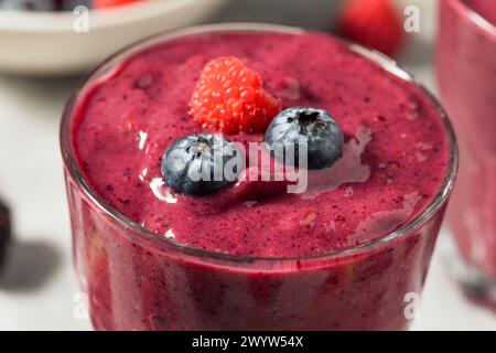 Frullato per colazione con frutti di bosco misti e salutare con lamponi e mirtilli Foto Stock