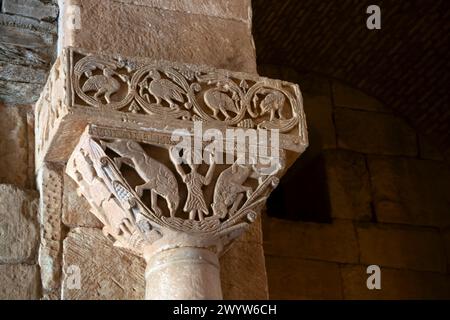 Daniele tra i leoni a bassorilievo raffigurato sulla capitale nella chiesa di San Pedro de la nave. La chiesa visigota di San Peter della nave. St Peter Foto Stock