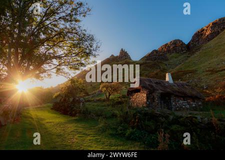 Antica casa irlandese tradizionale sulla montagna vista del cielo all'alba, villaggio nascosto di galboly abbandonano il cottage rurale irlandese europa Foto Stock