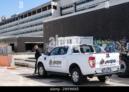 Roma, Italia. 8 aprile 2024. Demolizione dell'ex centro direzionale Alitalia nella zona di Muratella a Roma, Luned&#xec;, 08 aprile 2024 (foto Mauro Scrobogna/LaPresse) la demolizione dell'ex business center Alitalia nella zona Muratella di Roma, lunedì 08 aprile 2024 (foto di Mauro Scrobogna/LaPresse) crediti: LaPresse/Alamy Live News Foto Stock