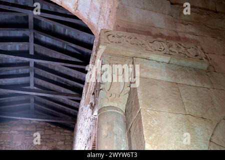 Apostolo Filippo ai lati della capitale di Daniele con i Leoni. All'interno della chiesa visigota di San Peter della nave. St Pietro della nave (sa Foto Stock