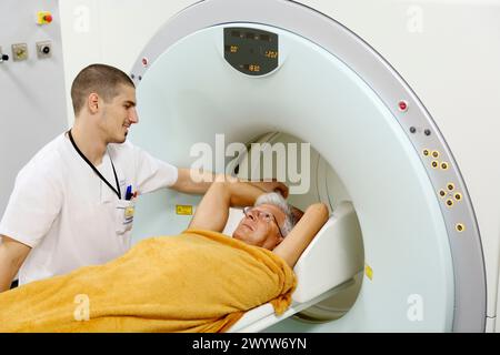 PET-CT Siemens Biograph, apparecchio combinato per tomografia a emissione di positroni tomografia computerizzata PET e a raggi X TC, medicina nucleare, ospedale Onkologikoa, Istituto Oncologico, Case Center per la prevenzione, la diagnosi e il trattamento del cancro, Donostia, San Sebastian, Gipuzkoa, Paesi Baschi, Spagna. Foto Stock
