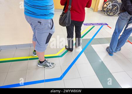 Pazienti, area di emergenza con linee guida colorate a diversi reparti, Triage, pronto soccorso, ospedale Donostia, San Sebastian, Gipuzkoa, Paesi Baschi, Spagna. Foto Stock