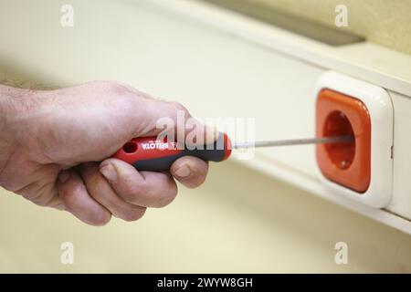 Chiave di fissaggio con cacciavite. Foto Stock