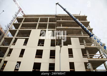 Sezioni prefabbricate di mura, facciata di edifici, costruzione di alloggi sovvenzionati, quartiere Riberas de Loyola, San Sebastian, Guipuzcoa, Paesi Baschi, Spagna. Foto Stock