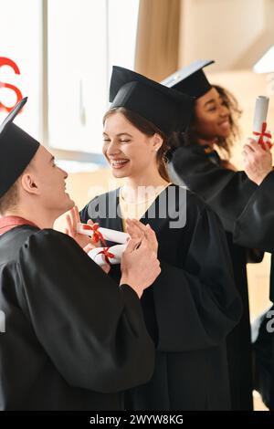 Un gruppo eterogeneo di studenti, tra cui individui caucasici, asiatici e afroamericani, in piedi in cerchio, felici e uniti. Foto Stock