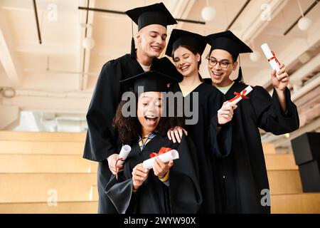 Un gruppo eterogeneo di studenti, tra cui individui caucasici, asiatici e afroamericani, che si uniscono in abiti e cappelli da laurea. Foto Stock