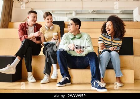 Studenti multiculturali di varie origini si riuniscono su gradini, si impegnano in conversazioni e condividono storie Foto Stock