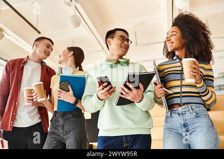 Un gruppo eterogeneo di studenti, tra cui una ragazza afroamericana, in piedi insieme in un ambiente universitario Foto Stock