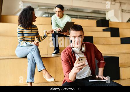 Un gruppo eterogeneo di studenti, tra cui una ragazza afroamericana, siede con attenzione in una sala conferenze universitaria Foto Stock