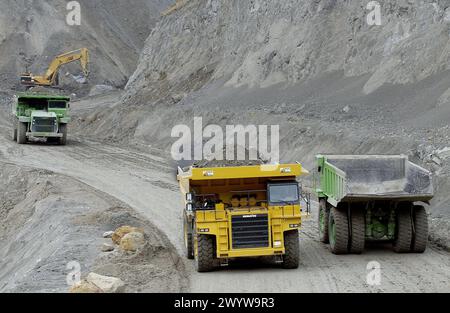 Dumper per il trasporto di marne dalla cava alla cementeria. Foto Stock