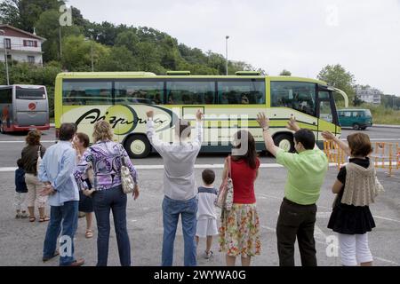 I genitori salutano i bambini prima della partenza dell'autobus. Foto Stock