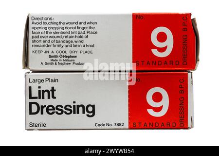 Confezioni di medicazione per lanugine n. 9 medicazione standard larga piana B.P.C. isolata su sfondo bianco - che mostra la parte anteriore e laterale con le direzioni Foto Stock