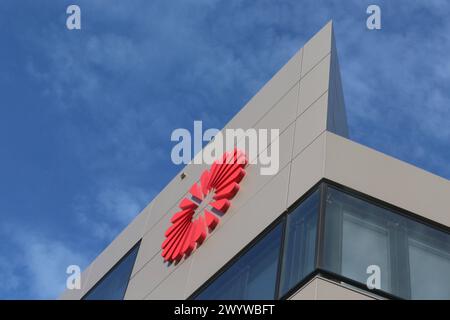 Blick am Sonnabend 06.04.2024 in der Hanse- und Universitätsstadt Rostock auf das Logo des an der New Yorker Börse Nasdaq notierten Biotech-Unternehmens Centogene. DAS Unternehmen wurde insbesondere während der Coronapandemie durch Seine Teststellen deutschlandweit bekannt. Nun stellte sich heraus, dass der firma Centogene der Ausschluss aus der New Yorker Börse Nasdaq droht. *** Guarda sabato 06 04 2024 nella città anseatica e universitaria di Rostock sul logo della società biotech Centogene, che è quotata sul Nasdaq della Borsa di New York la società è diventata nota in tutta Germa Foto Stock
