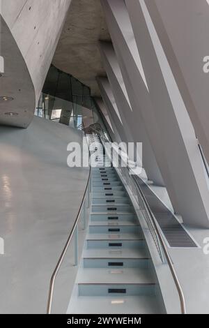 Scultura spaziale all'interno del Mercedes-Benz Museum, Stoccarda, Germania. Foto Stock