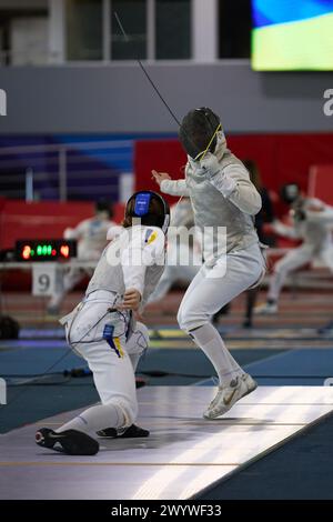 Due recinti combattono sulla pista di scherma al Campionato nazionale di scherma dell'Ucraina. Kiev - 30 marzo 2024 Foto Stock