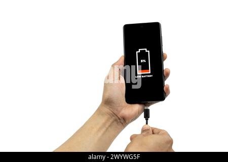 Problemi cellulari ed energia. Uomo che tiene a mano uno smartphone con l'icona della batteria scarica sullo schermo isolata su sfondo bianco. Grafica su tutte le schermate Foto Stock