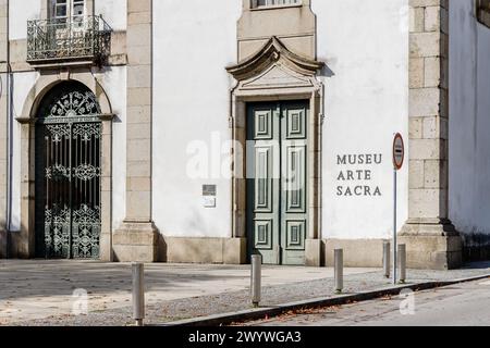 Vila Nova de Famalicao, Braga, Portogallo - 22 ottobre 2020: Dettaglio architettonico del Museo di Arte Sacra (museu arte sacra) nella città storica ce Foto Stock