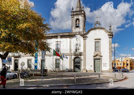 Vila Nova de Famalicao, Braga, Portogallo - 22 ottobre 2020: Dettaglio architettonico del Museo di Arte Sacra (museu arte sacra) nella città storica ce Foto Stock