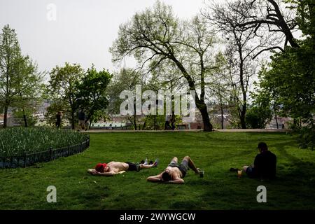 Praga, Repubblica Ceca. 8 aprile 2024. Le persone riposano nel parco Letenske Sady con il caldo sole, Praga, Repubblica Ceca, 8 aprile 2024. Crediti: Ondrej Deml/CTK Photo/Alamy Live News Foto Stock