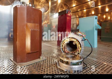 Provare il clima ad alte e basse temperature. Camera climatica. Test di invecchiamento artificiale. Laboratorio di test ambientale. Certificazione delle apparecchiature elettriche. Servizi tecnologici all'industria. Tecnalia Research & Innovation, Bizkaia, Paesi Baschi, Spagna. Foto Stock