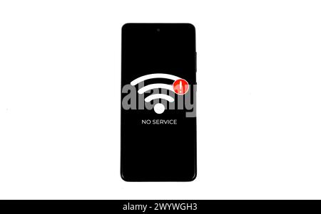 Concetti relativi ai problemi della rete cellulare. Smartphone con l'icona No Service (nessun servizio) sullo schermo isolata su sfondo bianco. Tutte le immagini dello schermo sono composte. Foto Stock