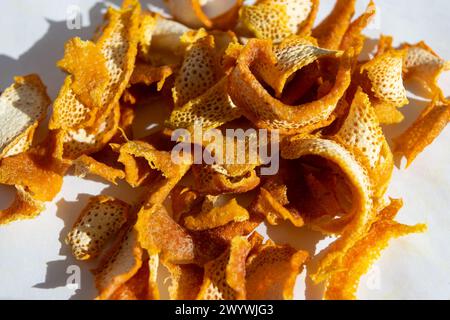 Pezzi secchi di scorza d'arancia, primo piano. Additivo al tè, per cucinare. Cibo e spezie. Foto Stock