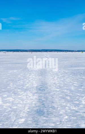 Sentiero sul ghiaccio, lago ghiacciato. Splendido paesaggio invernale. Sfondo invernale. Foto Stock