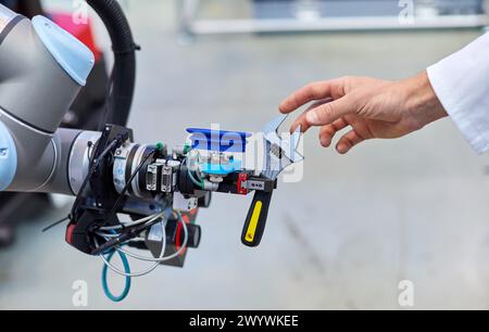 Uso di robotica flessibile nei processi di produzione industriale, robot mobile, unità di produzione avanzata, Technology Centre, Tecnalia Research & Innovation, Donostia, San Sebastian, Gipuzkoa, Paesi Baschi, Spagna. Foto Stock