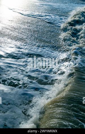 Schiuma marina sulla spiaggia. Costa del mare. Sfondo naturale marino. Vista sul mare. Foto Stock