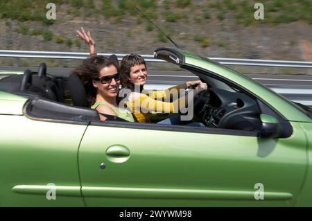 Due giovani donne in macchina. Foto Stock