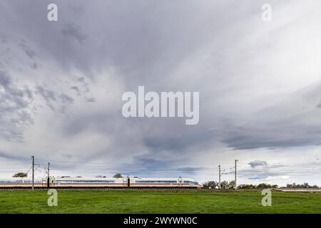 Neubaustrecke der Bahn von Wendlingen nach Ulm. Streckenabschnitt bei Kirchheim unter Teck mit ICE. // 06.04.2024: Kirchheim unter Teck, Baden-Württemberg, Deutschland, Europa *** nuova linea ferroviaria da Wendlingen a Ulm nei pressi di Kirchheim unter Teck con ICE 06 04 2024 Kirchheim unter Teck, Baden Württemberg, Germania, Europa Foto Stock