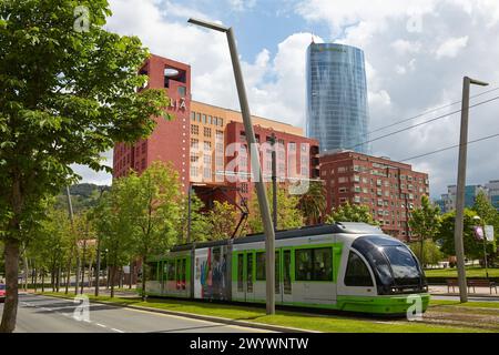 Il Tram. Hotel Melia, Abandoibarra Hiribidea e Iberdrola torre in background, Bilbao, Bizkaia. Paese basco. Spagna. Foto Stock