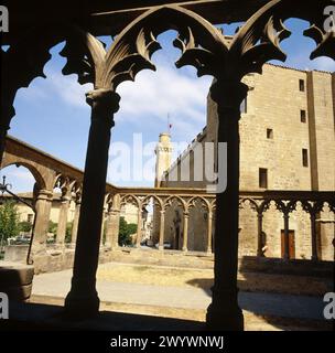 Il chiostro di Santa Maria la Real e il Parador Nacional Príncipe de Viana sullo sfondo. Olite, Navarra, Spagna. Foto Stock