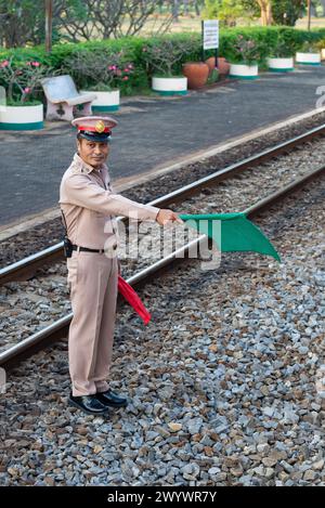 CHA AM, THAILANDIA - 13 DICEMBRE 2018: L'addetto della stazione ferroviaria dà il comando per la partenza del treno Foto Stock