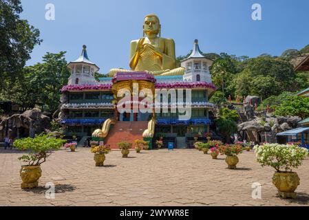 DAMBULLA, SRI LANKA - 8 FEBBRAIO 2020: Al Tempio d'Oro in un pomeriggio di sole Foto Stock