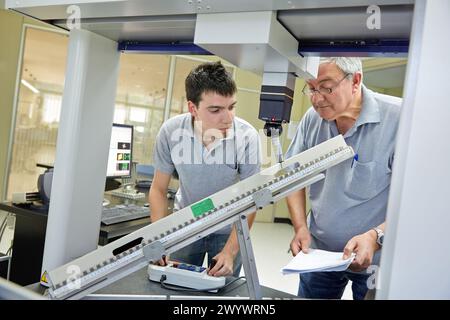 Il team SAT sta calibrando la macchina tridimensionale. Calibrazione del CMM. Macchina di misurazione delle coordinate. Innovativa metrologia applicata. Sariki Metrology. Elgoibar. Gipuzkoa. Paesi Baschi. Spagna. Foto Stock