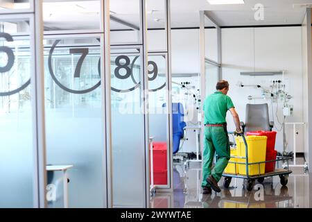 Custode, chemioterapia scatole, Onkologikoa Hospital, Oncology Institute, Case Center per la prevenzione, la diagnosi e il trattamento del cancro, Donostia, San Sebastian, Gipuzkoa, Paesi Baschi, Spagna. Foto Stock