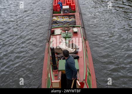 Harefield, Regno Unito. 4 aprile 2024. Un uomo che vendeva carburante dalla sua chiatta sul Grand Union Canal a Harefield, Uxbridge. Crediti: Maureen McLean/Alamy Foto Stock