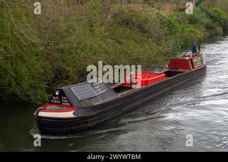 Harefield, Regno Unito. 4 aprile 2024. Un uomo che vendeva carburante dalla sua chiatta sul Grand Union Canal a Harefield, Uxbridge. Crediti: Maureen McLean/Alamy Foto Stock